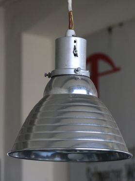 <b>Original Alumag Industrieleuchte</b> / in gutem, funktionsfähigen Originalzustand, Reflektor vestellbar, Hersteller Alumag Zürich, Design ca. 1930, ø 26, ca. H 26 cm (verstellbar),  CHF 260</p>