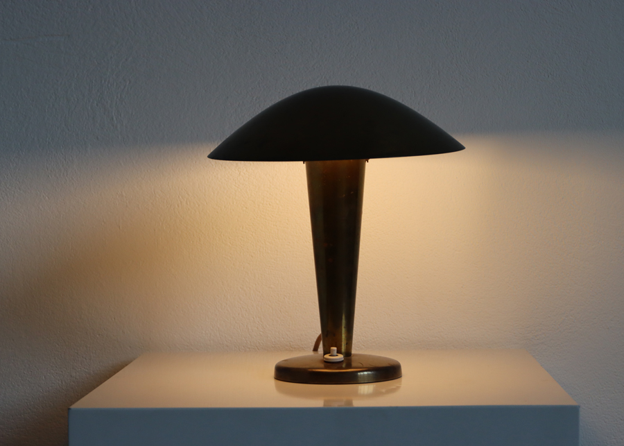 <b>RESERVIERT: Art Deco Tischlampe</b> / Nr. 21-0211WA<br>Schöner original Zustand, messing E-27 Fassung, CH-Stecker, VERKAUFT </p>