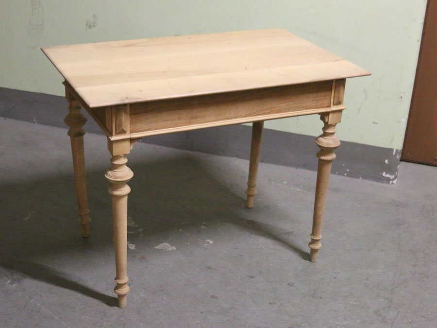 <b>Tisch noch unbearbeitet</b> / Nr. 17B-1107<br>Massivholz, B 98, T 60, H 75 cm, Ausführung nach Wunsch</p>